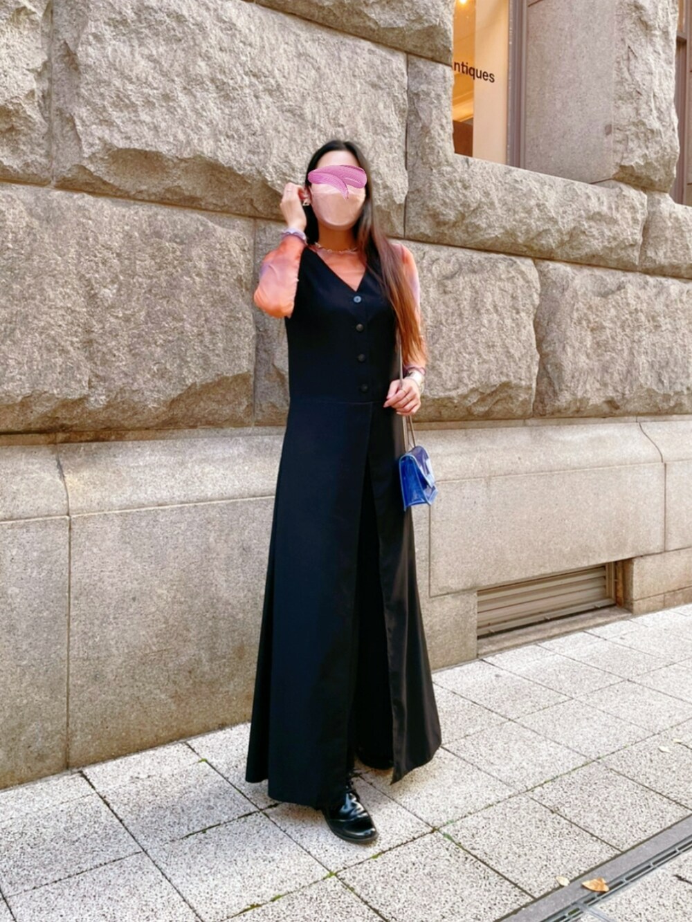 ブラック系のつなぎ/オールインワン、オレンジ系のトップス、ブルー系のショルダーバッグを着用したレディースの秋コーディネートの2枚目の写真