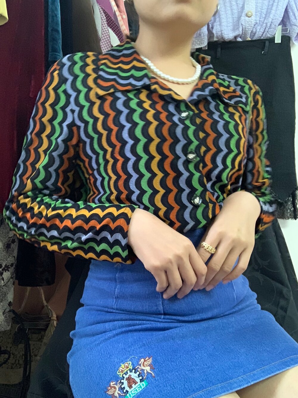 ブルー系のデニムスカート、ブルー系のシャツ/ブラウスを着用したレディースの春コーディネートの4枚目の写真