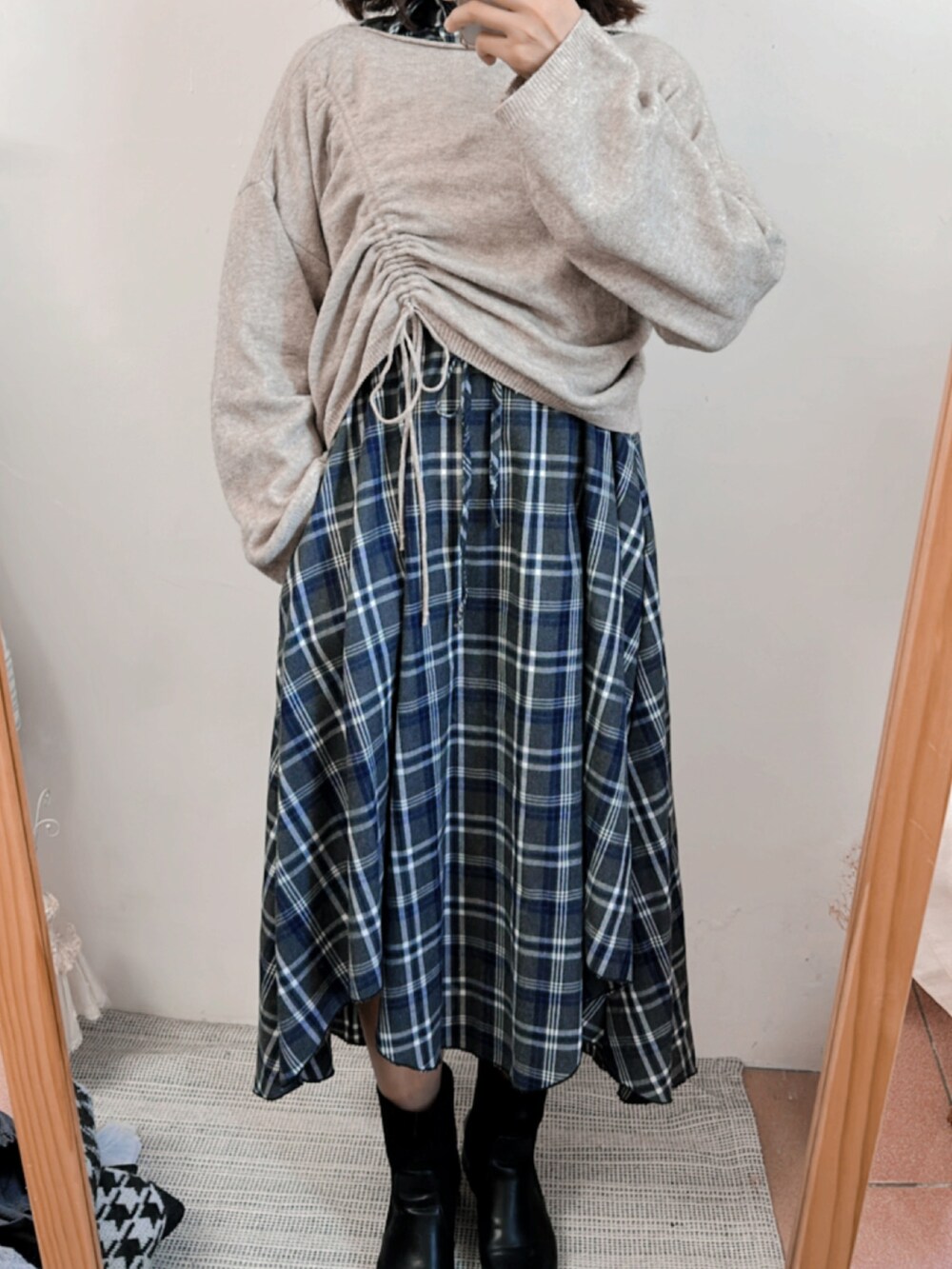 ブルー系のシャツワンピースを着用したレディースの冬コーディネートの4枚目の写真