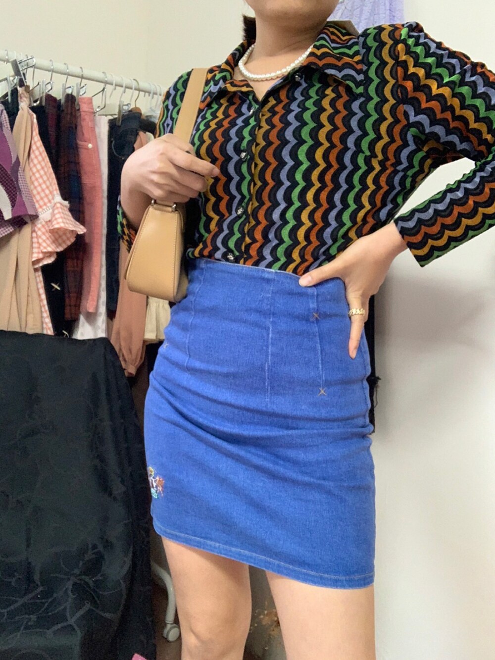 ブルー系のデニムスカート、ブルー系のシャツ/ブラウスを着用したレディースの春コーディネートの2枚目の写真