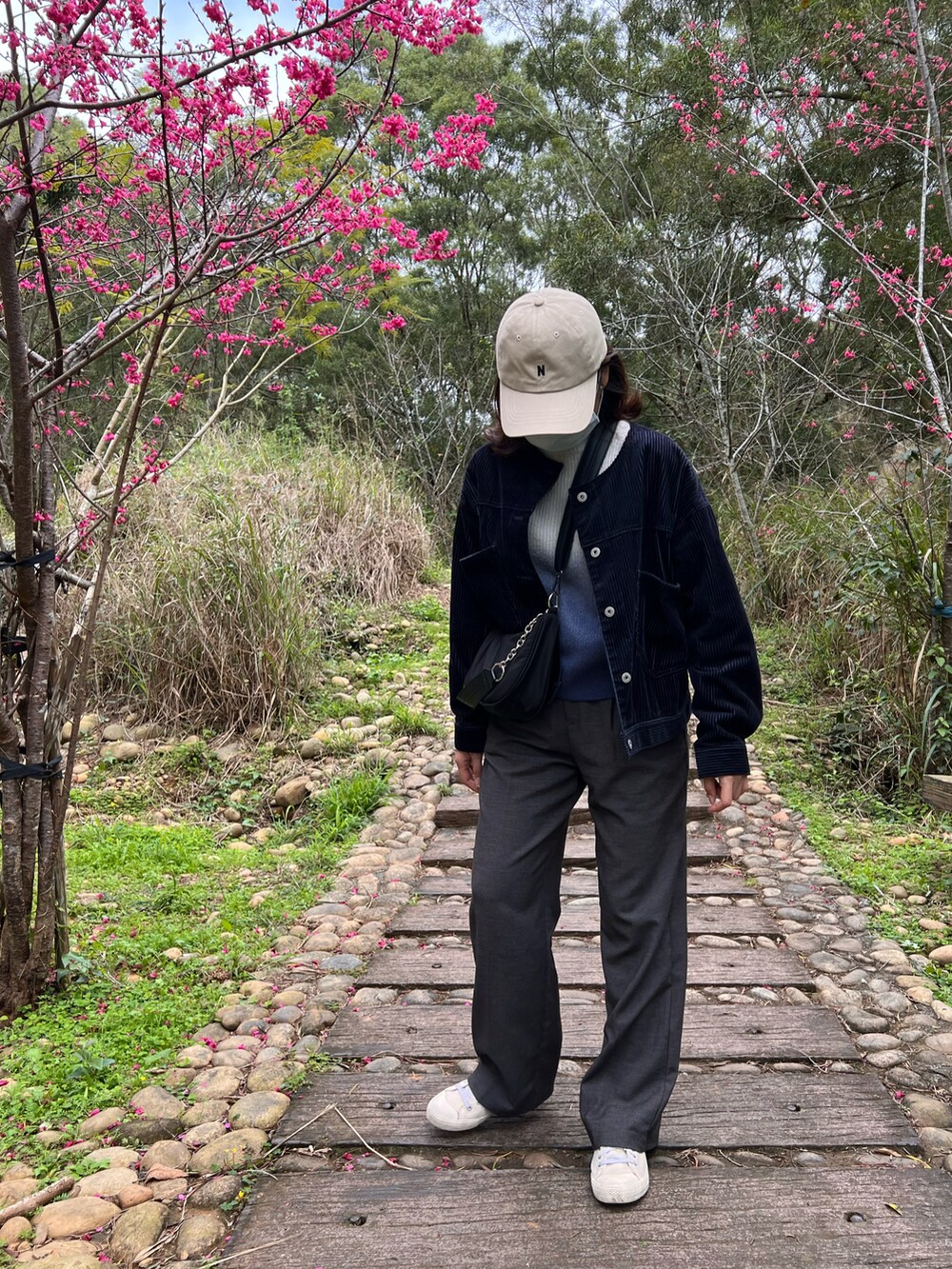 グレー系のチノパンツを着用したレディースの冬コーディネートの2枚目の写真