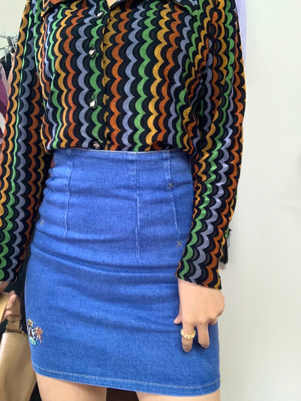 ブルー系のデニムスカート、ブルー系のシャツ/ブラウスを着用したレディースの春コーディネートの5枚目の写真