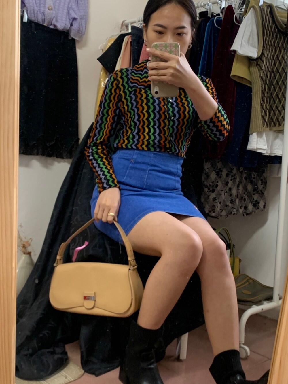 ブルー系のデニムスカート、ブルー系のシャツ/ブラウスを着用したレディースの春コーディネートの3枚目の写真