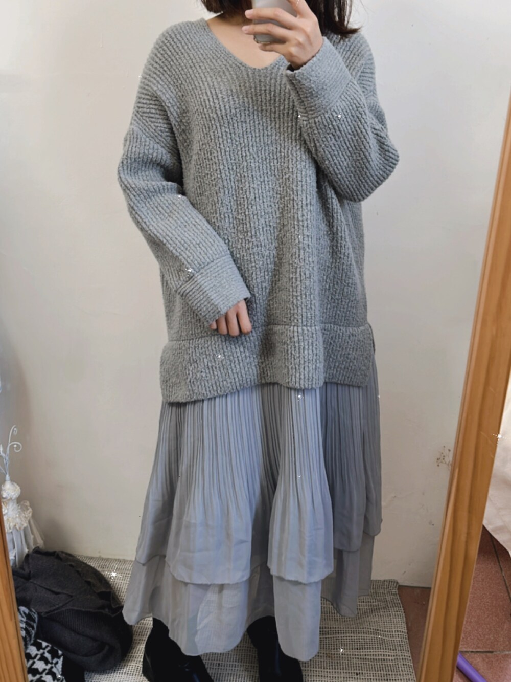 ブルー系のシャツワンピースを着用したレディースの冬コーディネートの2枚目の写真