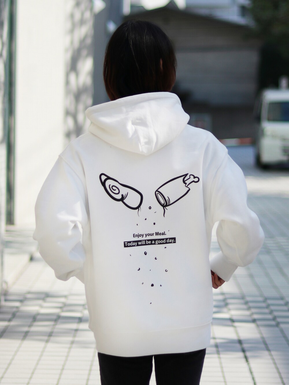 「girl、boy、sporty、hoodie、hoodies、offwhite、winter、winter wearing、WINTER STYLE、daily look、daily、outfit」｜「&NEWALLのアイテム（パーカー、ホワイト系）」を使った、ddddddu2さん（メンズ・180cm）の冬コーディネートの3枚目の写真