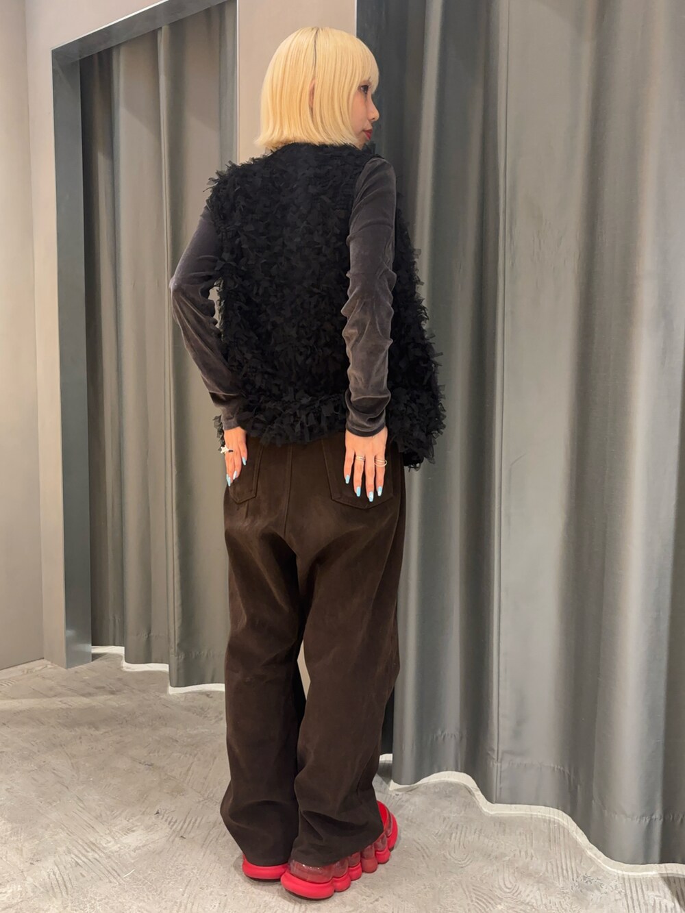ブラウン系のその他パンツ、グレー系のTシャツ/カットソー、ブラック系のベストを着用したレディースの秋コーディネートの3枚目の写真