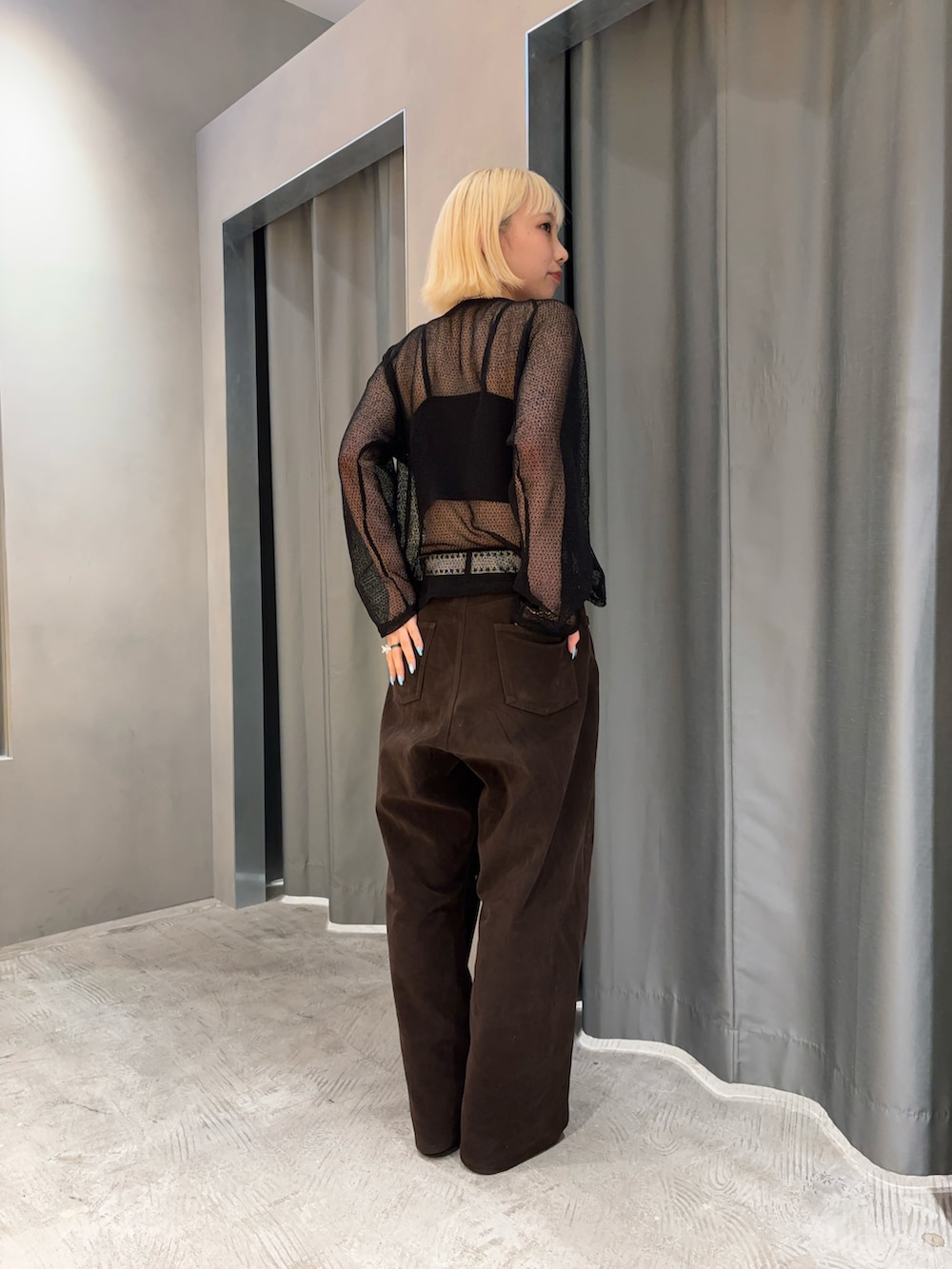 ブラック系のTシャツ/カットソー、イエロー系のパンプス、ブラウン系のその他パンツを着用したレディースの秋コーディネートの2枚目の写真