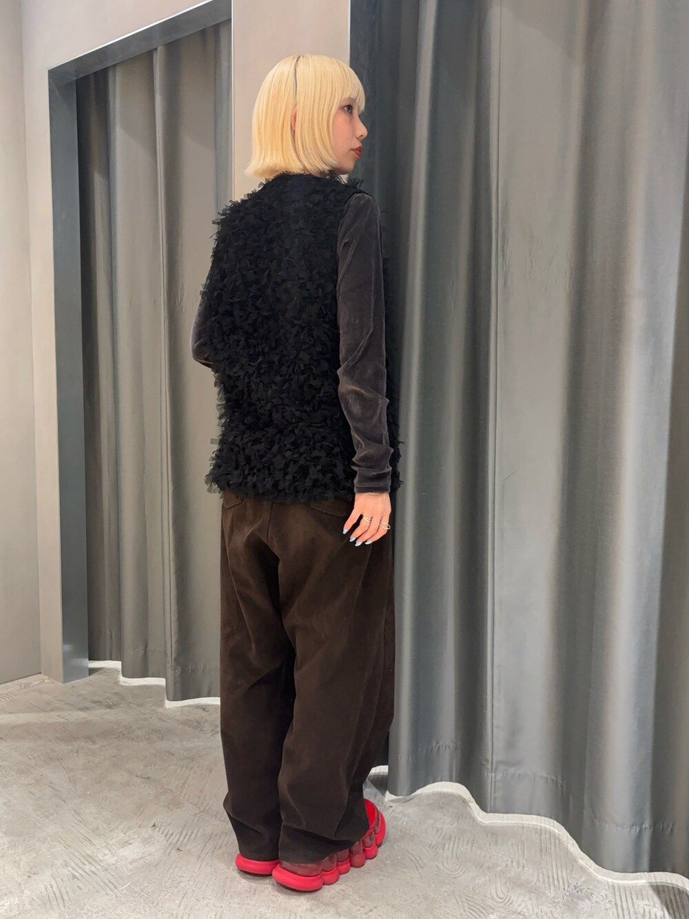ブラウン系のその他パンツ、グレー系のTシャツ/カットソー、ブラック系のベストを着用したレディースの秋コーディネートの4枚目の写真
