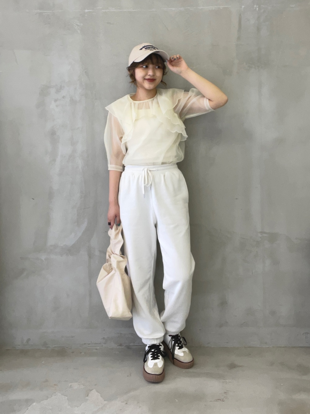 ホワイト系のシャツ/ブラウス、ホワイト系のスウェットパンツ、ホワイト系のショルダーバッグを着用したレディースの春コーディネートの2枚目の写真