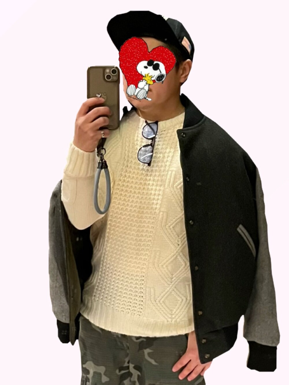 グレー系のスタジャン、その他のカーゴパンツ、ホワイト系のニット/セーターを着用したメンズの冬コーディネートの2枚目の写真