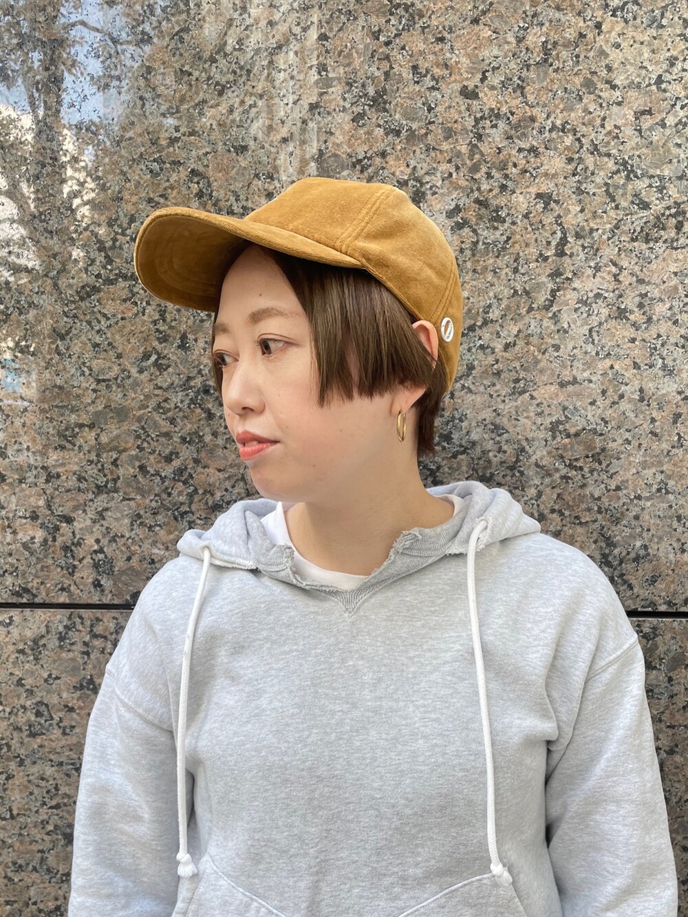 グレー系のパーカー、ベージュ系のスニーカー、その他のその他を着用したレディースの秋コーディネートの2枚目の写真