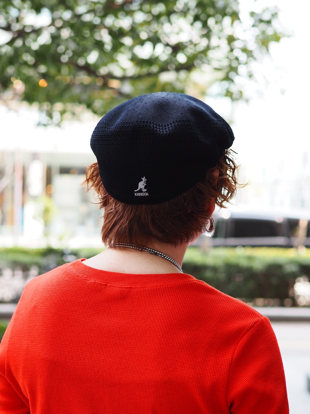 ブラック系のモカシン/デッキシューズ、ベージュ系のその他パンツ、ブラック系のハンチング/ベレー帽を着用したレディースの春コーディネートの3枚目の写真