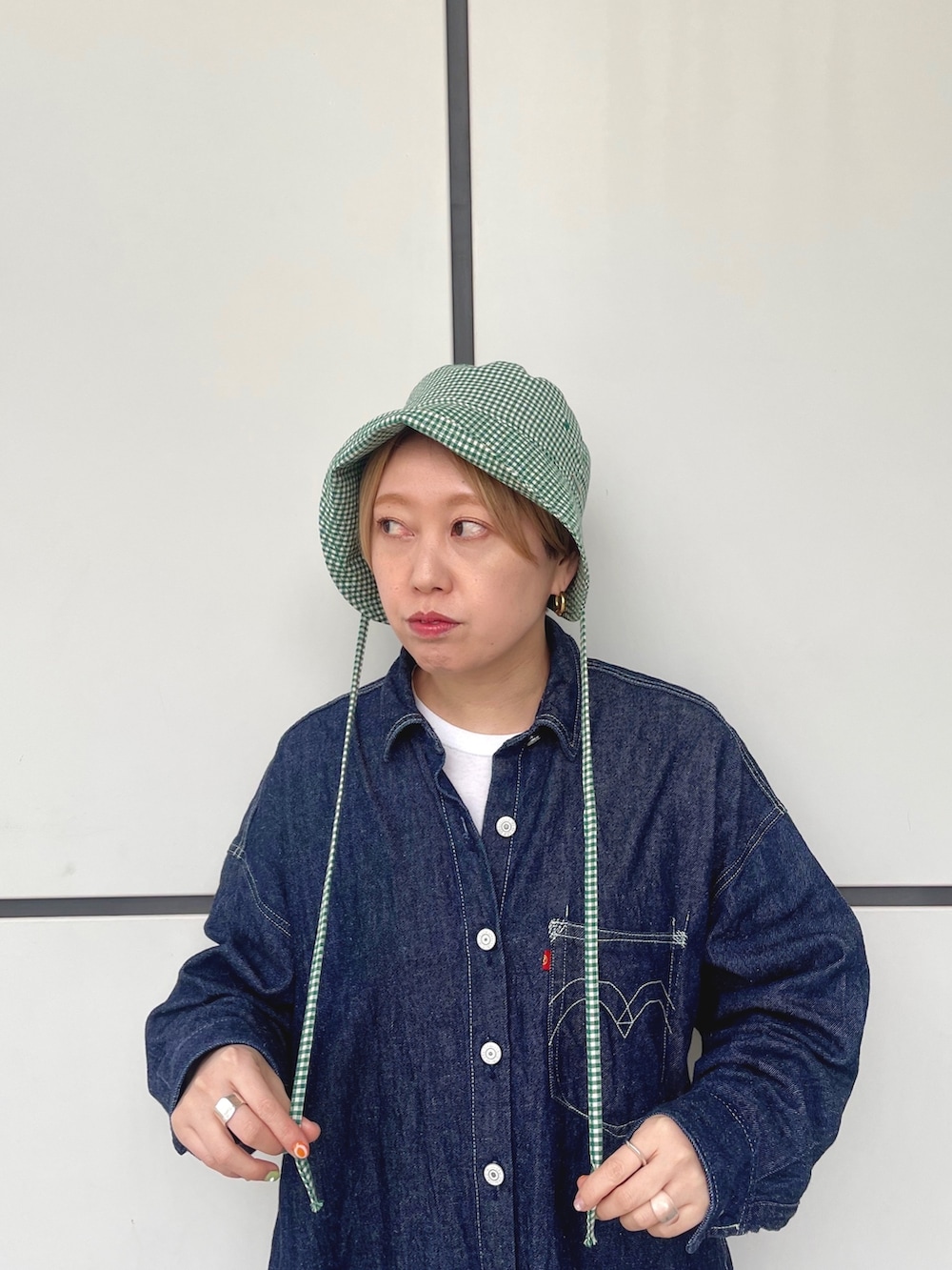 ブルー系のシャツ/ブラウス、ホワイト系のTシャツ/カットソー、ホワイト系のデニムパンツを着用したレディースの冬コーディネートの2枚目の写真