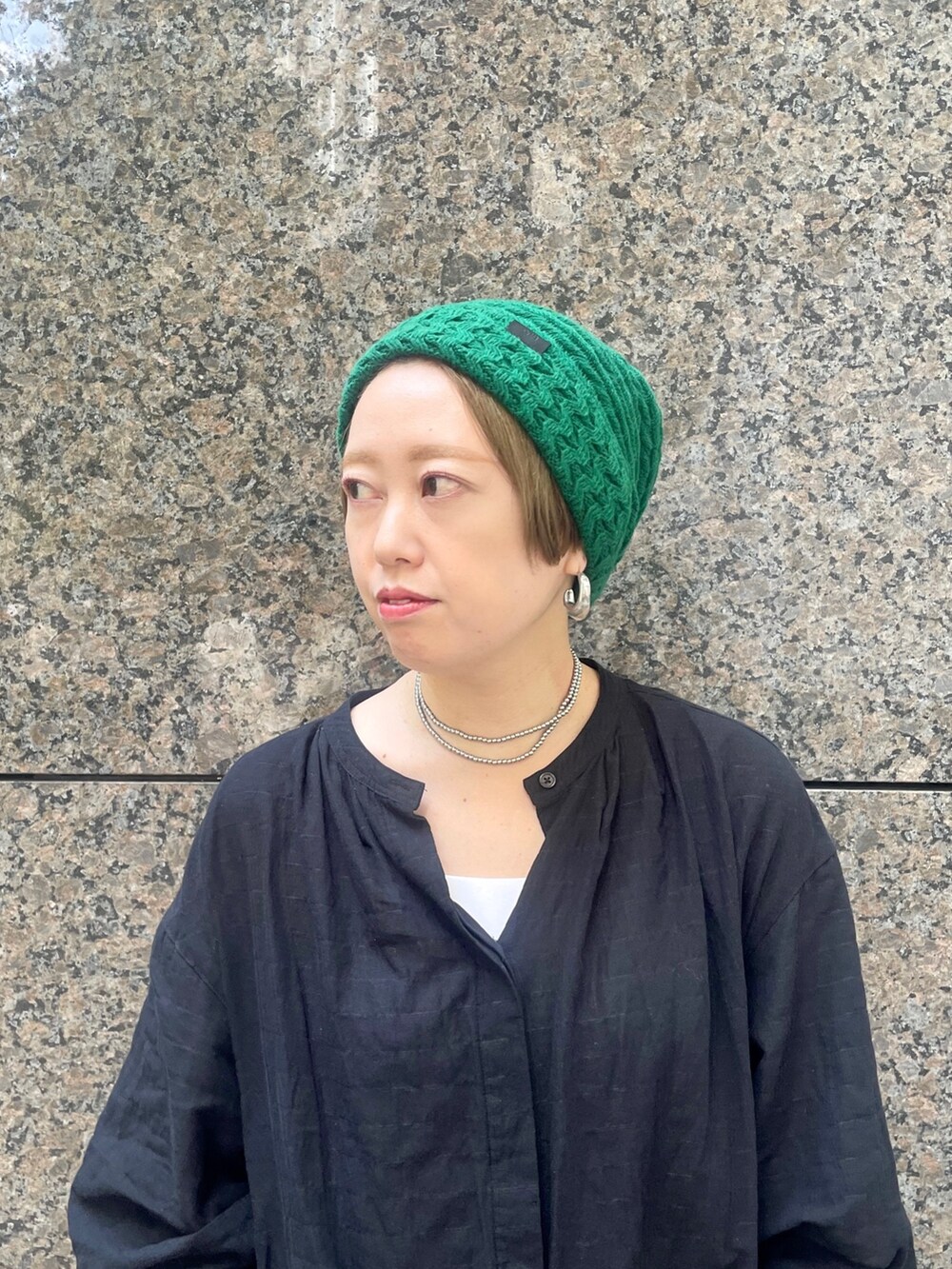 ブラック系のシャツ/ブラウス、グリーン系のニットキャップ/ビーニー、その他のリングを着用したレディースの秋コーディネートの3枚目の写真