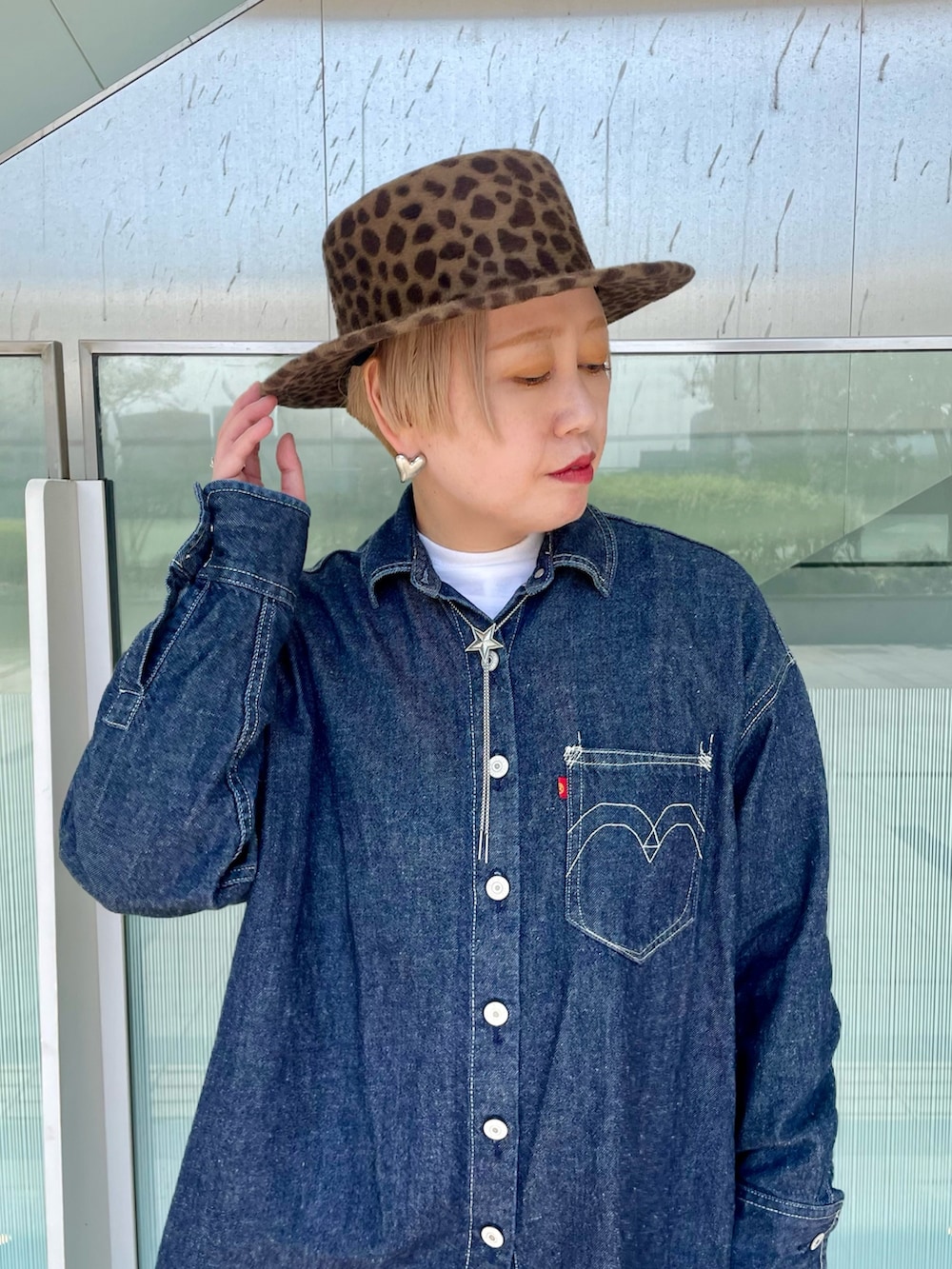 グレー系のその他パンツ、ブルー系のシャツ/ブラウス、ブラック系のスニーカーを着用したレディースの秋コーディネートの2枚目の写真