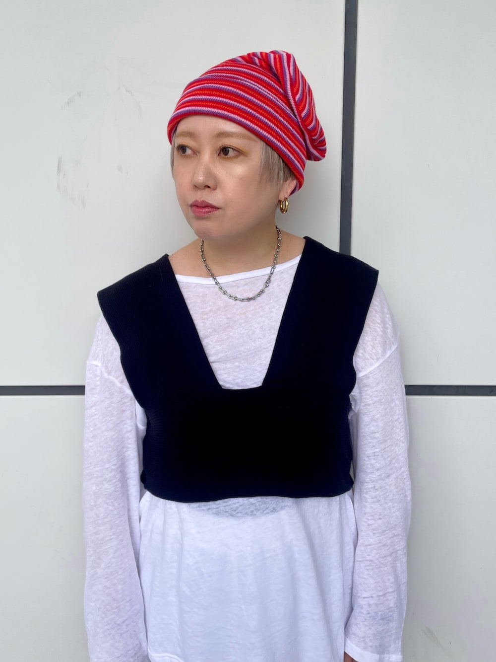 ブラック系のベスト、ブラック系のローファー、ホワイト系のTシャツ/カットソーを着用したレディースの秋コーディネートの3枚目の写真
