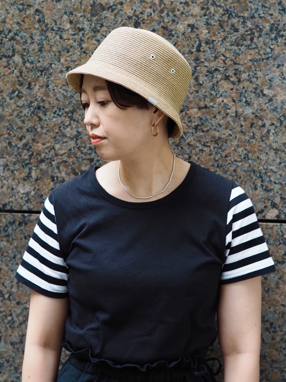 ベージュ系のスニーカー、ブラック系のその他パンツ、シルバー系のバングル/リストバンドを着用したレディースの夏コーディネートの3枚目の写真