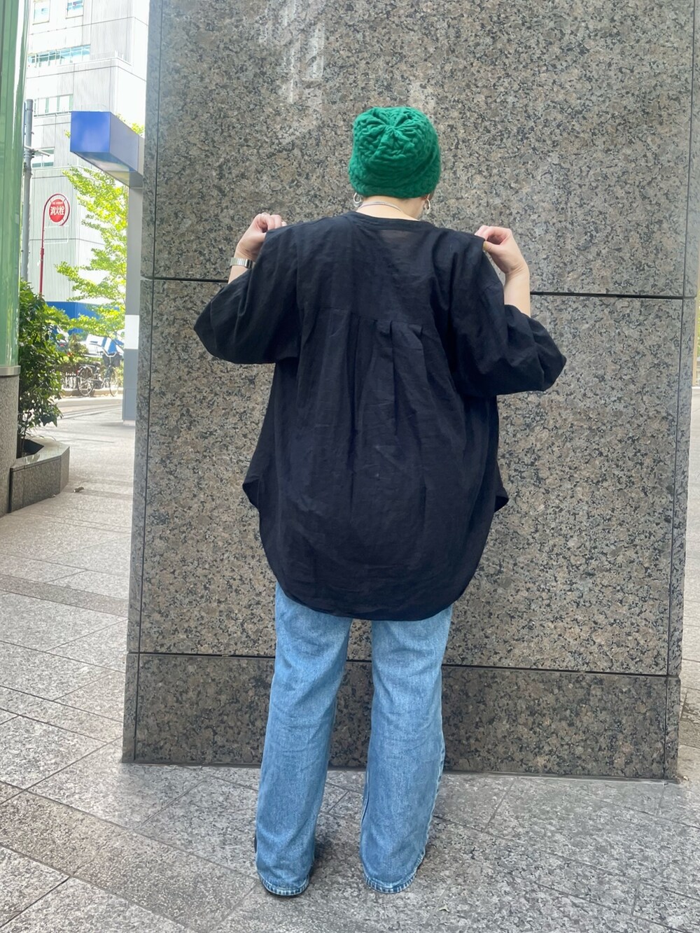 ブラック系のシャツ/ブラウス、グリーン系のニットキャップ/ビーニー、その他のリングを着用したレディースの秋コーディネートの2枚目の写真