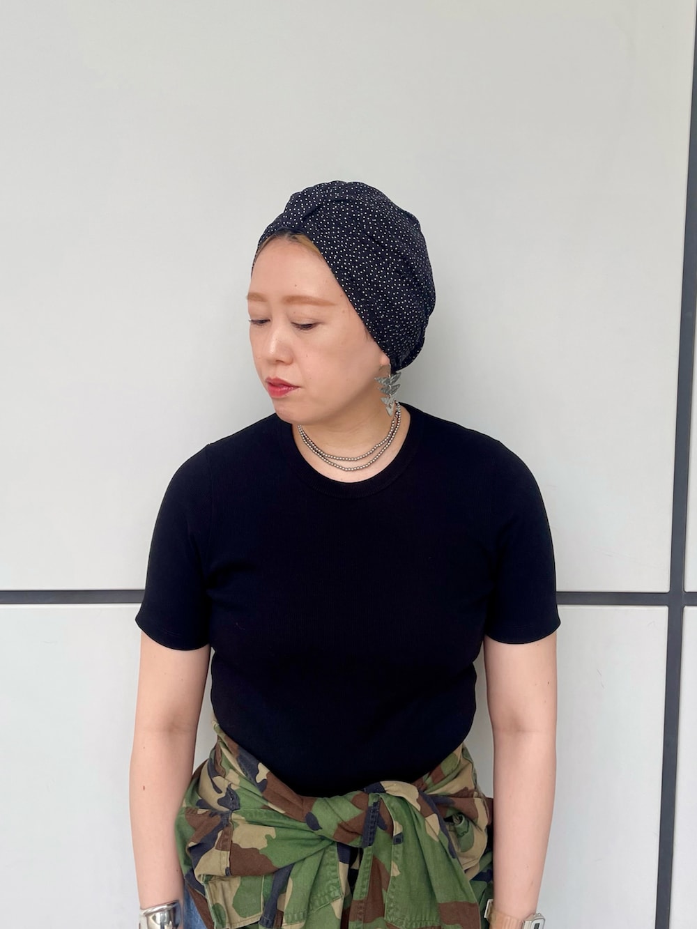 ブラック系のTシャツ/カットソー、その他のデニムパンツ、ブラック系のサンダルを着用したレディースの春コーディネートの2枚目の写真