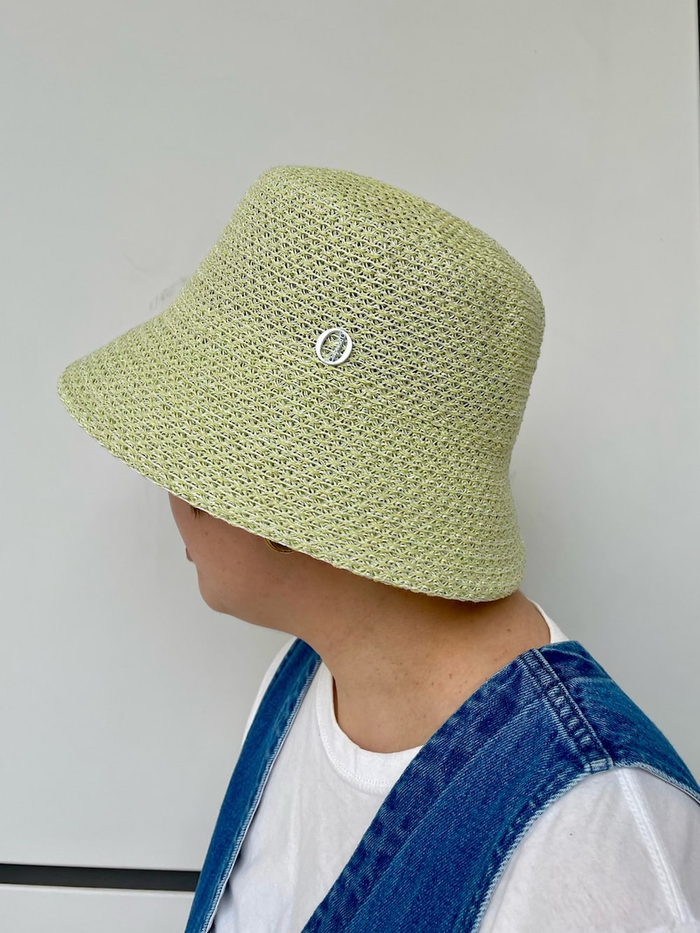 ブルー系のシャツ/ブラウス、グレー系のTシャツ/カットソー、ブラック系のローファーを着用したレディースの夏コーディネートの5枚目の写真