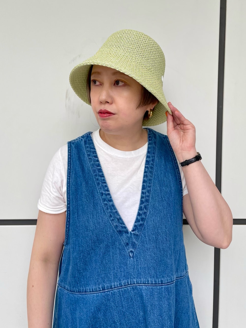 ブルー系のシャツ/ブラウス、グレー系のTシャツ/カットソー、ブラック系のローファーを着用したレディースの夏コーディネートの2枚目の写真