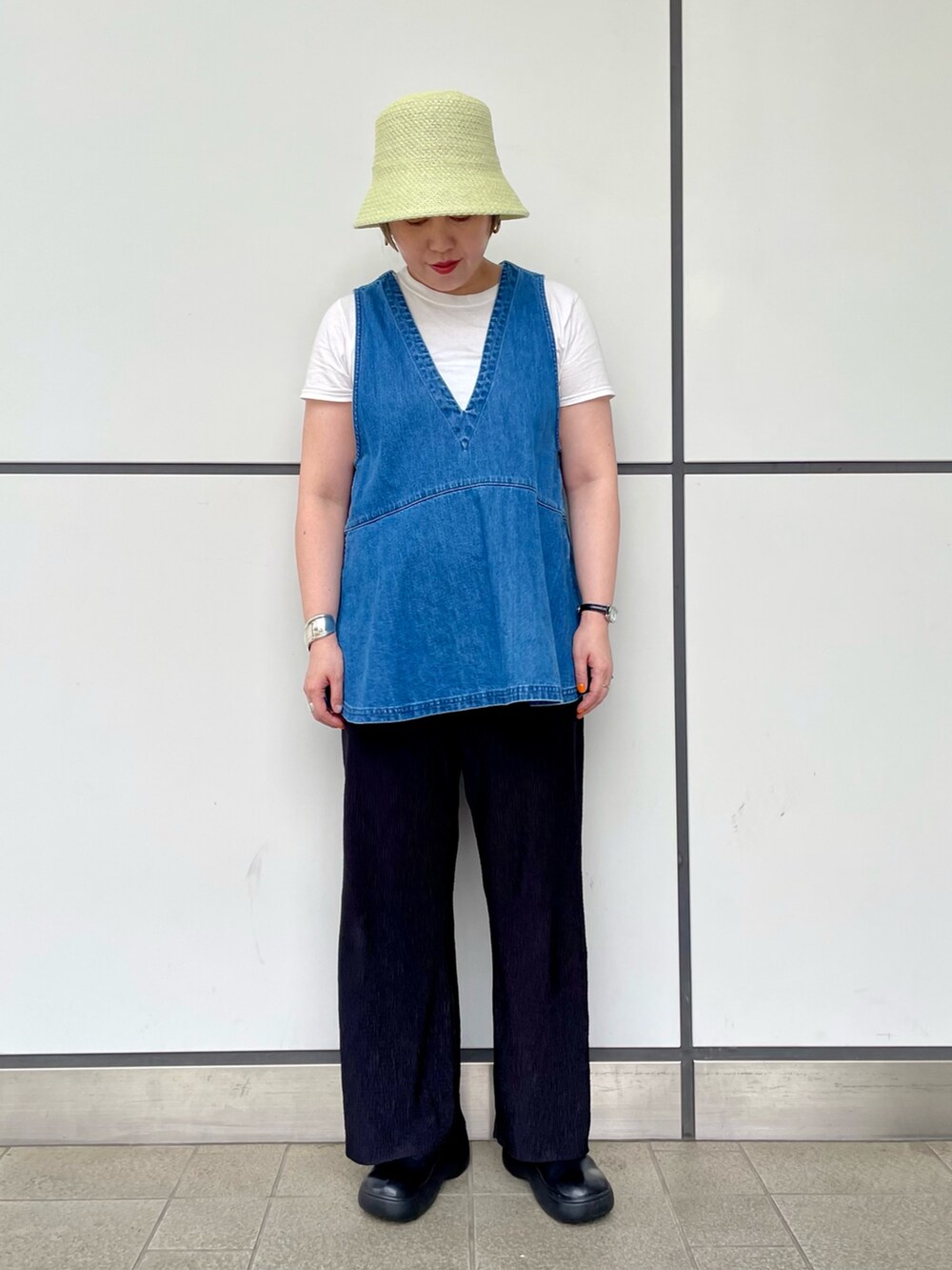 ブルー系のシャツ/ブラウス、グレー系のTシャツ/カットソー、ブラック系のローファーを着用したレディースの夏コーディネートの3枚目の写真