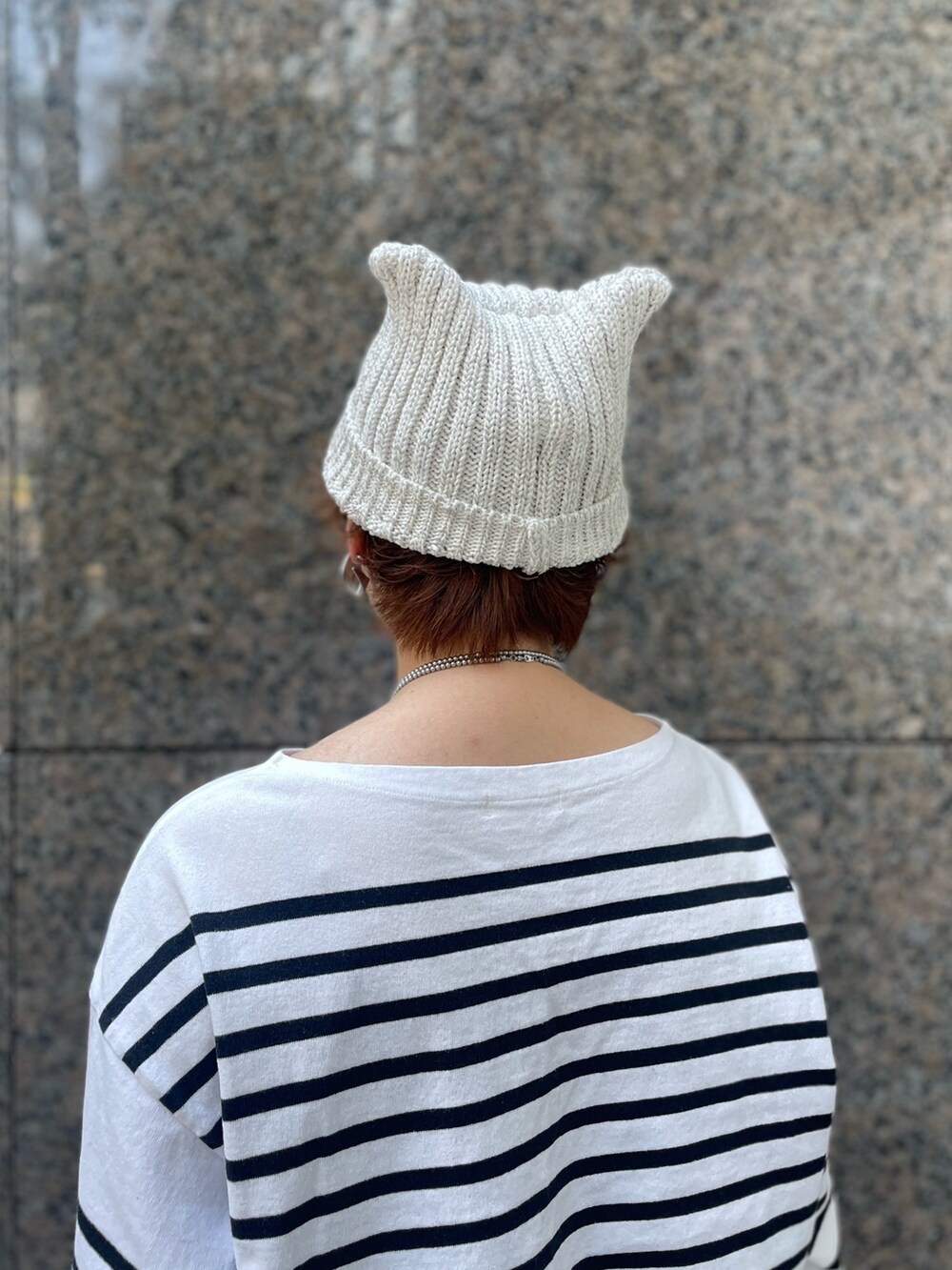 ブラック系のTシャツ/カットソー、ホワイト系のスカート、ブラック系のモカシン/デッキシューズを着用したレディースの春コーディネートの2枚目の写真