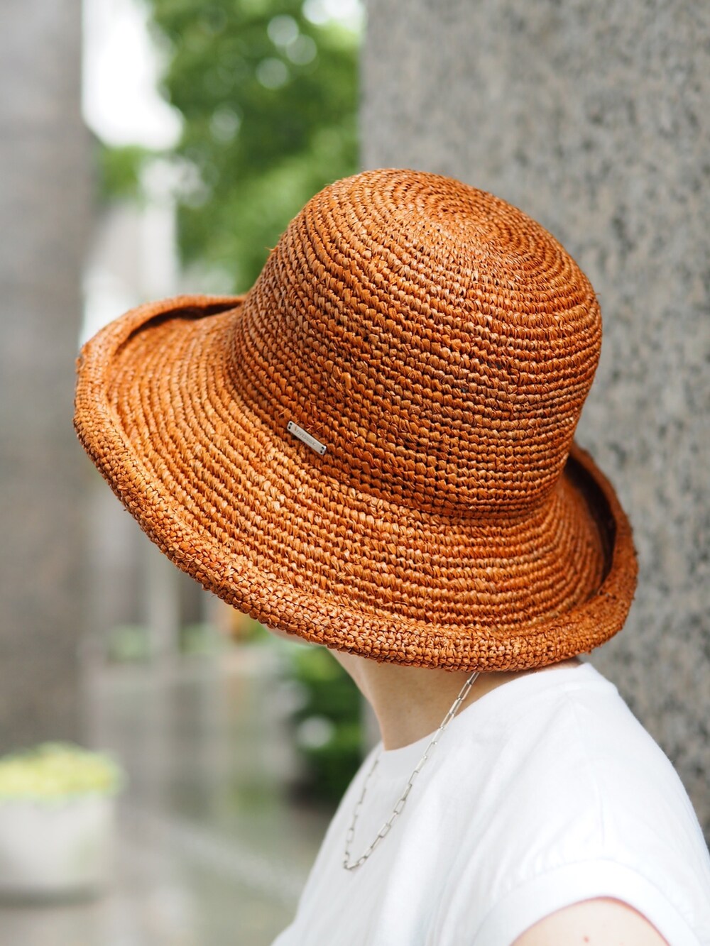 ブルー系のスカート、ブラック系のサンダル、シルバー系のネックレスを着用したレディースの春コーディネートの3枚目の写真