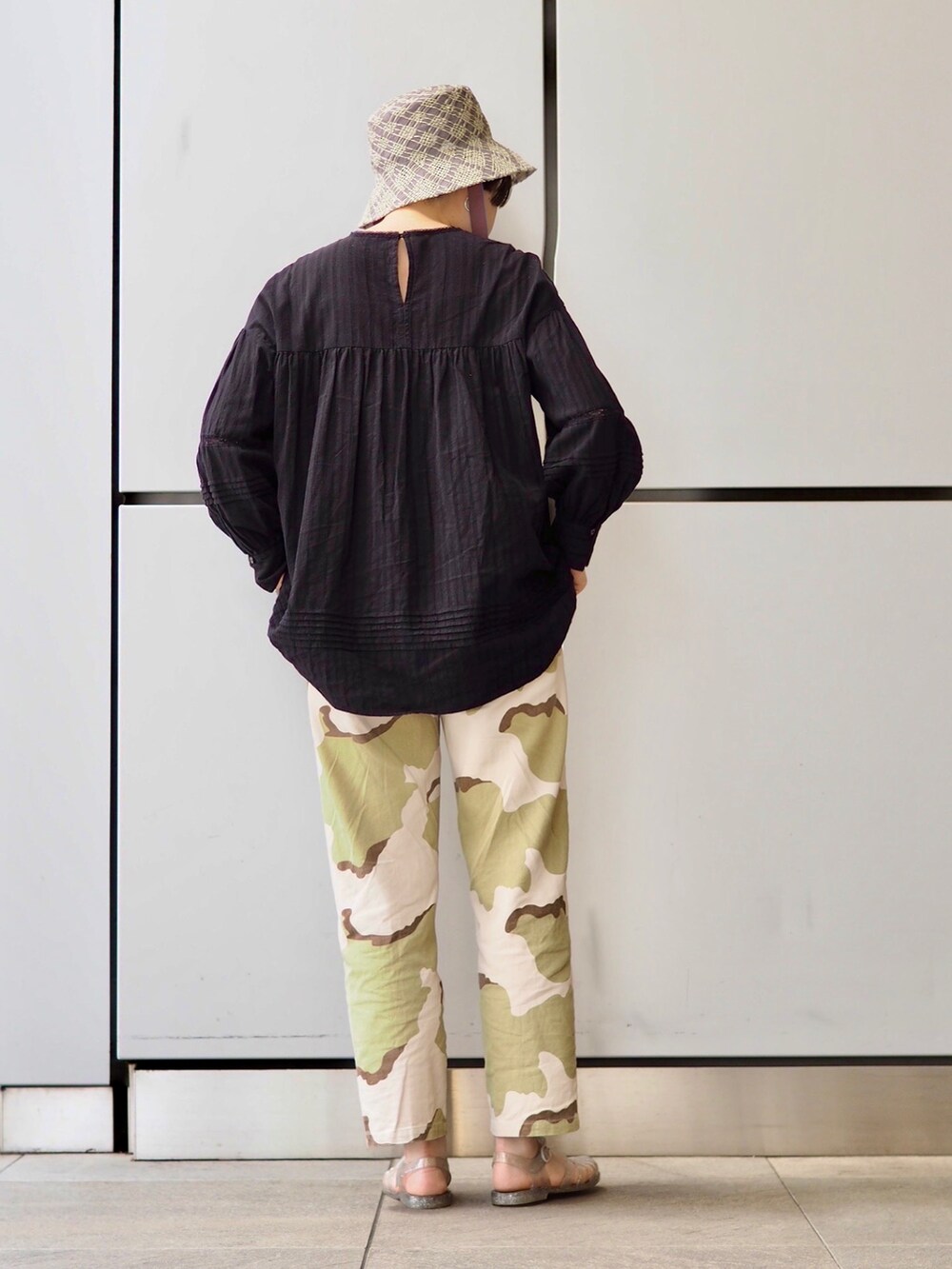 ブラック系のシャツ/ブラウス、シルバー系のサンダル、その他のその他パンツを着用したレディースの春コーディネートの2枚目の写真