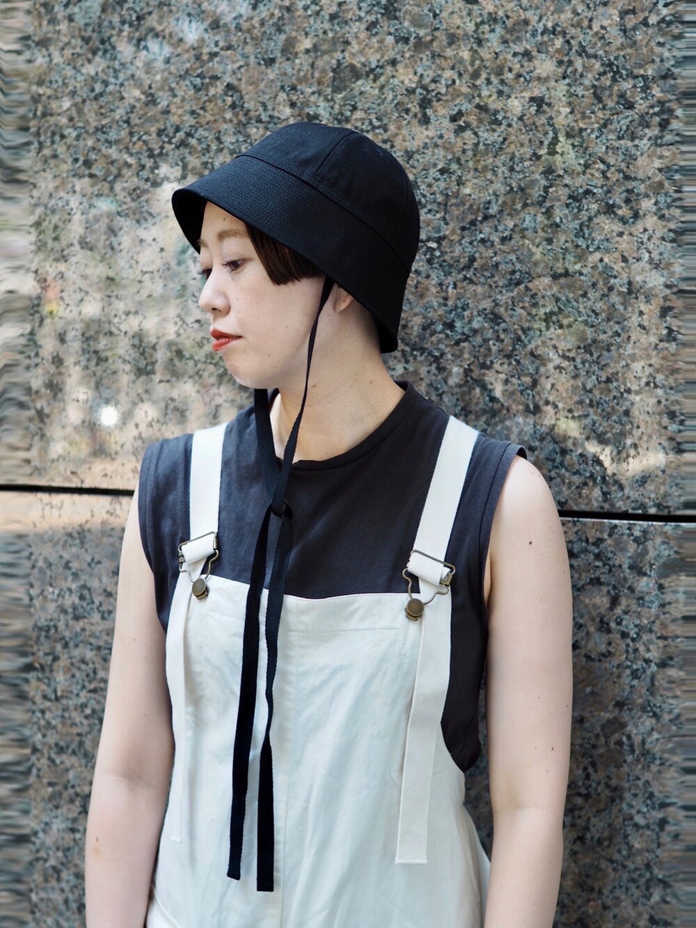 グリーン系のサンダル、ホワイト系のサロペット/オーバーオール、シルバー系のリングを着用したレディースの夏コーディネートの3枚目の写真