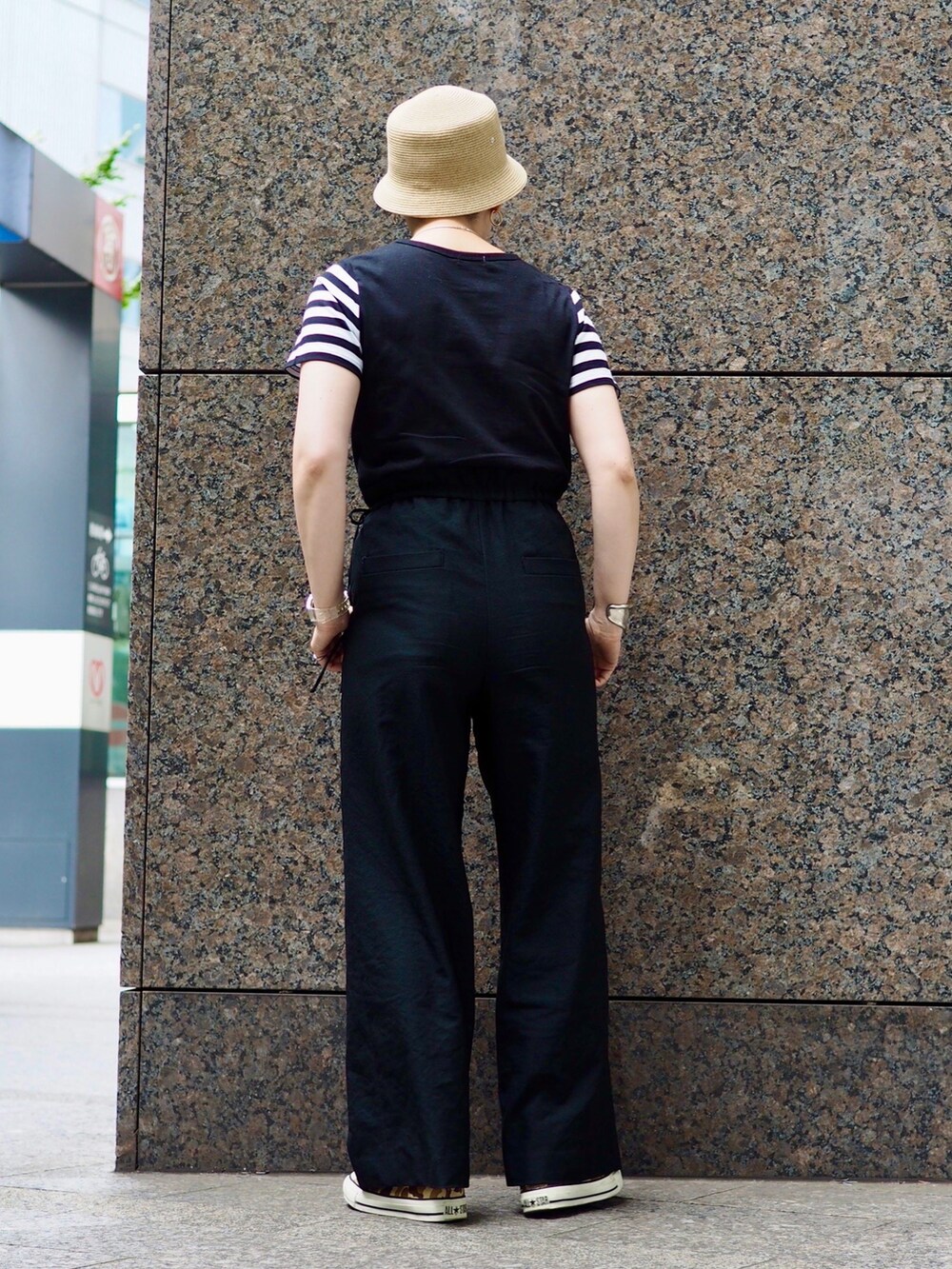 ベージュ系のスニーカー、ブラック系のその他パンツ、シルバー系のバングル/リストバンドを着用したレディースの夏コーディネートの2枚目の写真