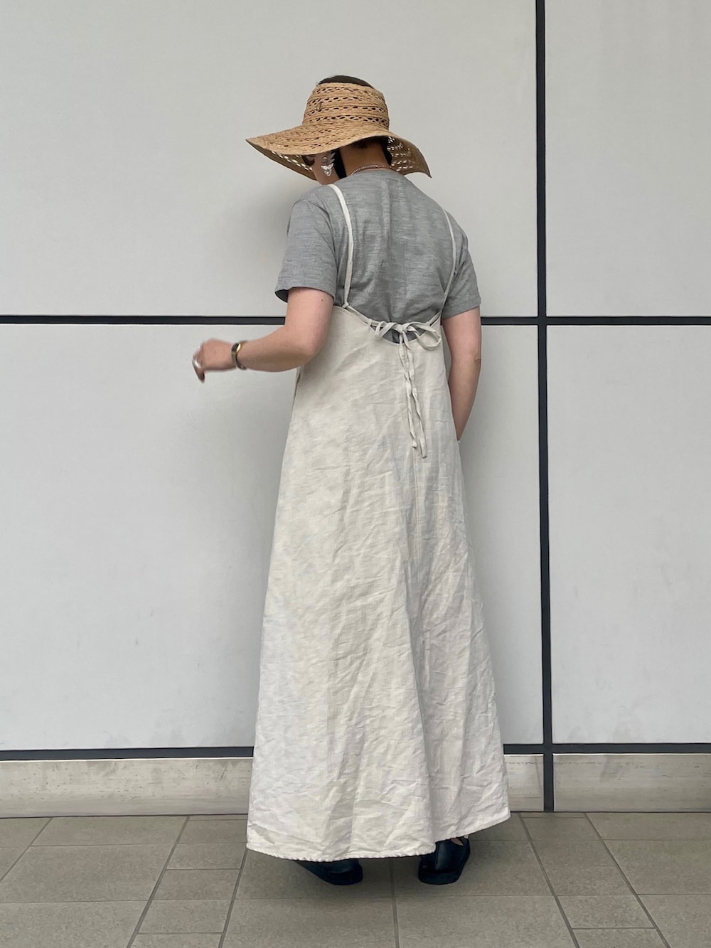 「春夏コーデ、ワンピース、ロングワンピース、ベージュ、ハット、ロングスカート、リネン、Tシャツ、足袋パンプス、ショートヘア、大人カジュアル、麦わら帽子、夏コーデ、freada、キャミワンピ」|「Chapeau d' OのChapeau d' O Raffia Lace Sunhat(ハット、ベージュ系)」を使った、shrimpさん(レディース・161cm)の春コーディネートの2枚目の写真