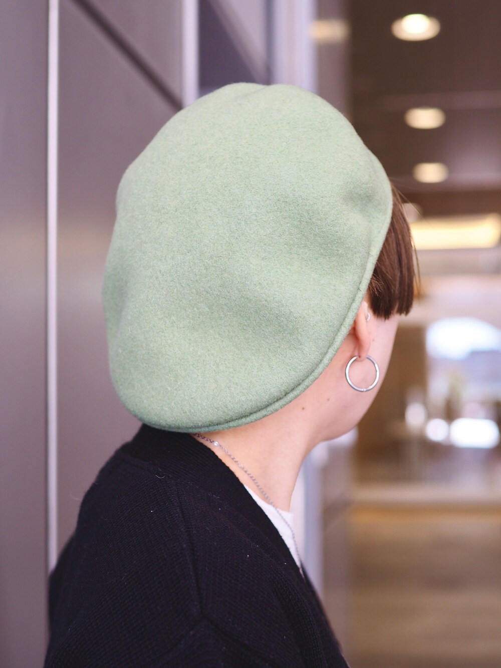 ブラック系のカーディガン/ボレロ、グリーン系のその他パンツ、ブラック系のモカシン/デッキシューズを着用したレディースの冬コーディネートの3枚目の写真
