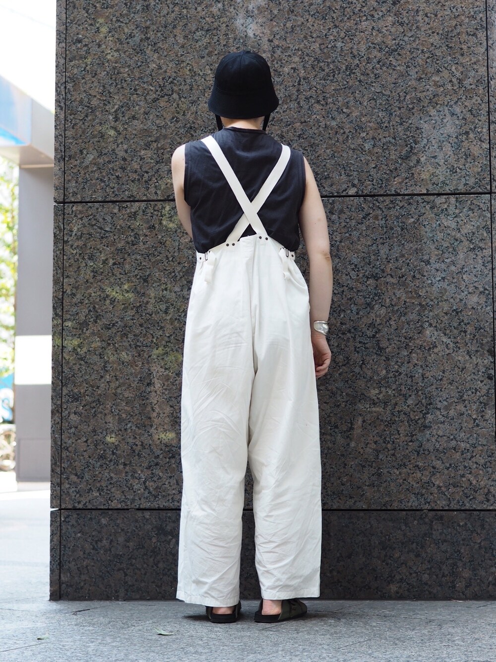 グリーン系のサンダル、ホワイト系のサロペット/オーバーオール、シルバー系のリングを着用したレディースの夏コーディネートの2枚目の写真