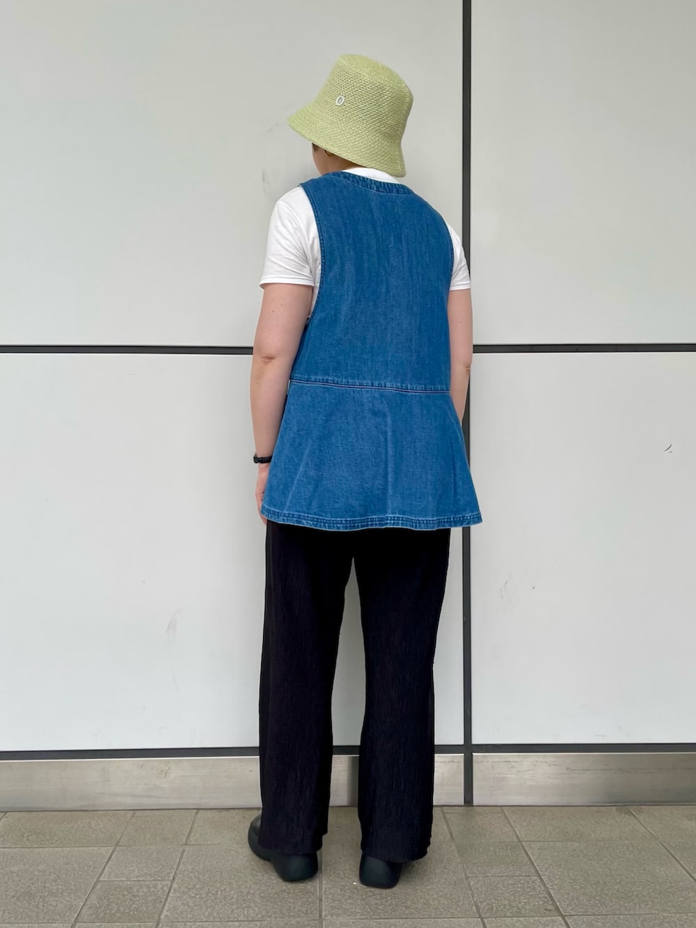 ブルー系のシャツ/ブラウス、グレー系のTシャツ/カットソー、ブラック系のローファーを着用したレディースの夏コーディネートの4枚目の写真