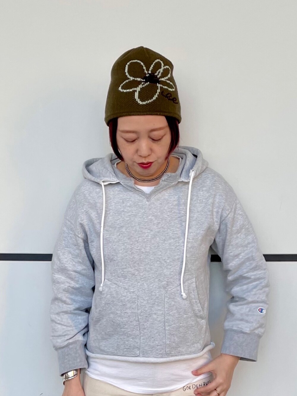 パープル系のスニーカー、ホワイト系のその他パンツ、グリーン系のニットキャップ/ビーニーを着用したレディースの冬コーディネートの2枚目の写真