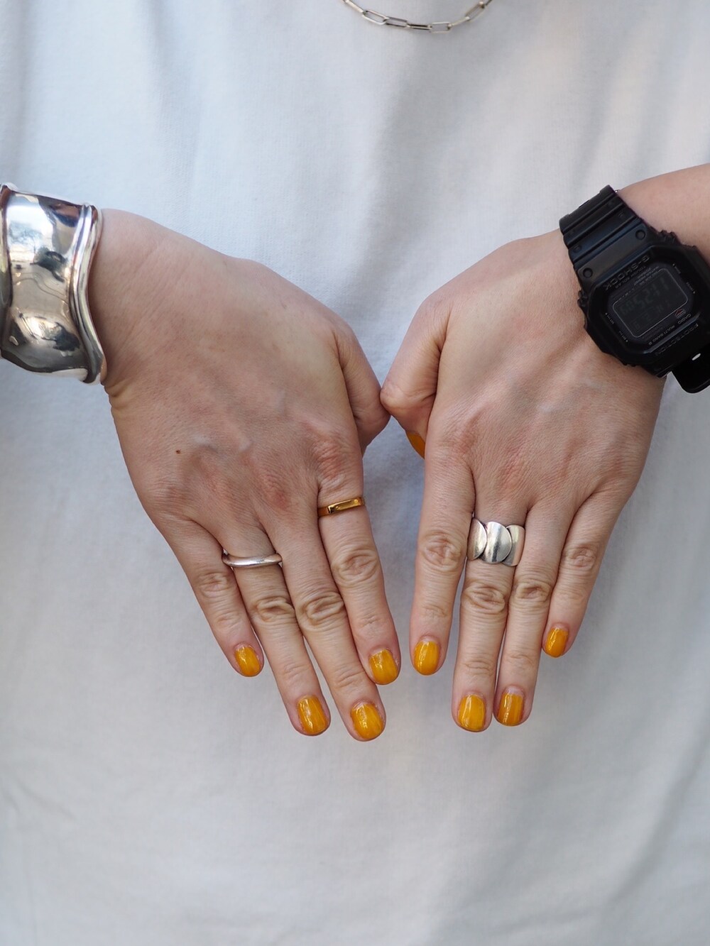 ブルー系のデニムパンツ、イエロー系のスニーカー、パープル系のキャップを着用したレディースの冬コーディネートの4枚目の写真