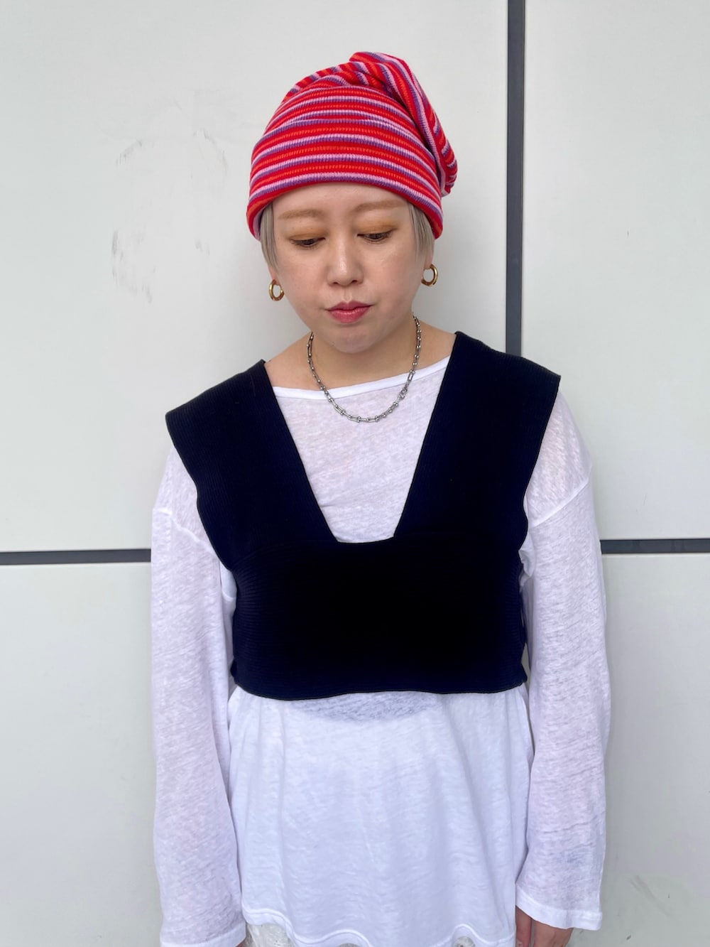ブラック系のベスト、ブラック系のローファー、ホワイト系のTシャツ/カットソーを着用したレディースの秋コーディネートの4枚目の写真