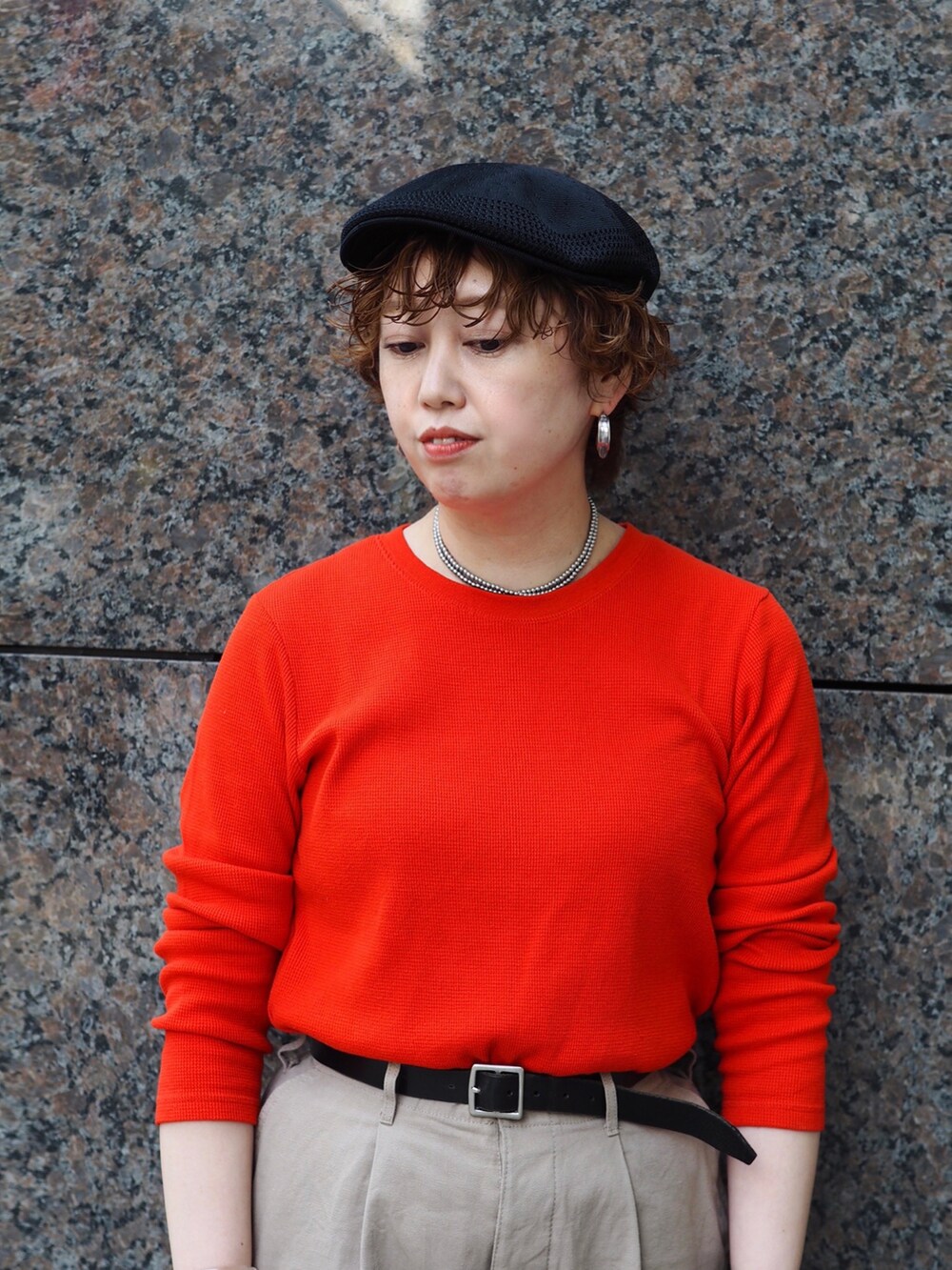 ブラック系のモカシン/デッキシューズ、ベージュ系のその他パンツ、ブラック系のハンチング/ベレー帽を着用したレディースの春コーディネートの2枚目の写真