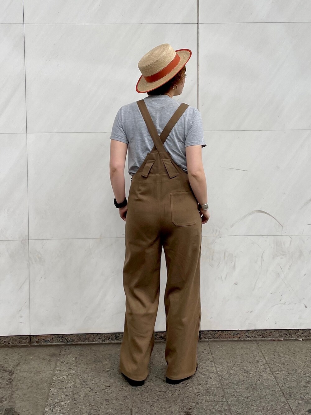 グレー系のTシャツ/カットソー、ベージュ系のサロペット/オーバーオール、ブラック系のモカシン/デッキシューズを着用したレディースの春コーディネートの2枚目の写真