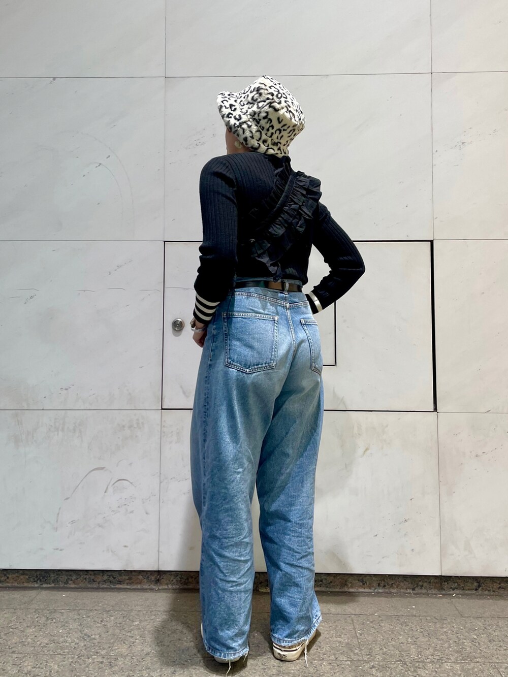 ベージュ系のスリッポン、その他のデニムパンツ、その他のリングを着用したレディースの冬コーディネートの2枚目の写真