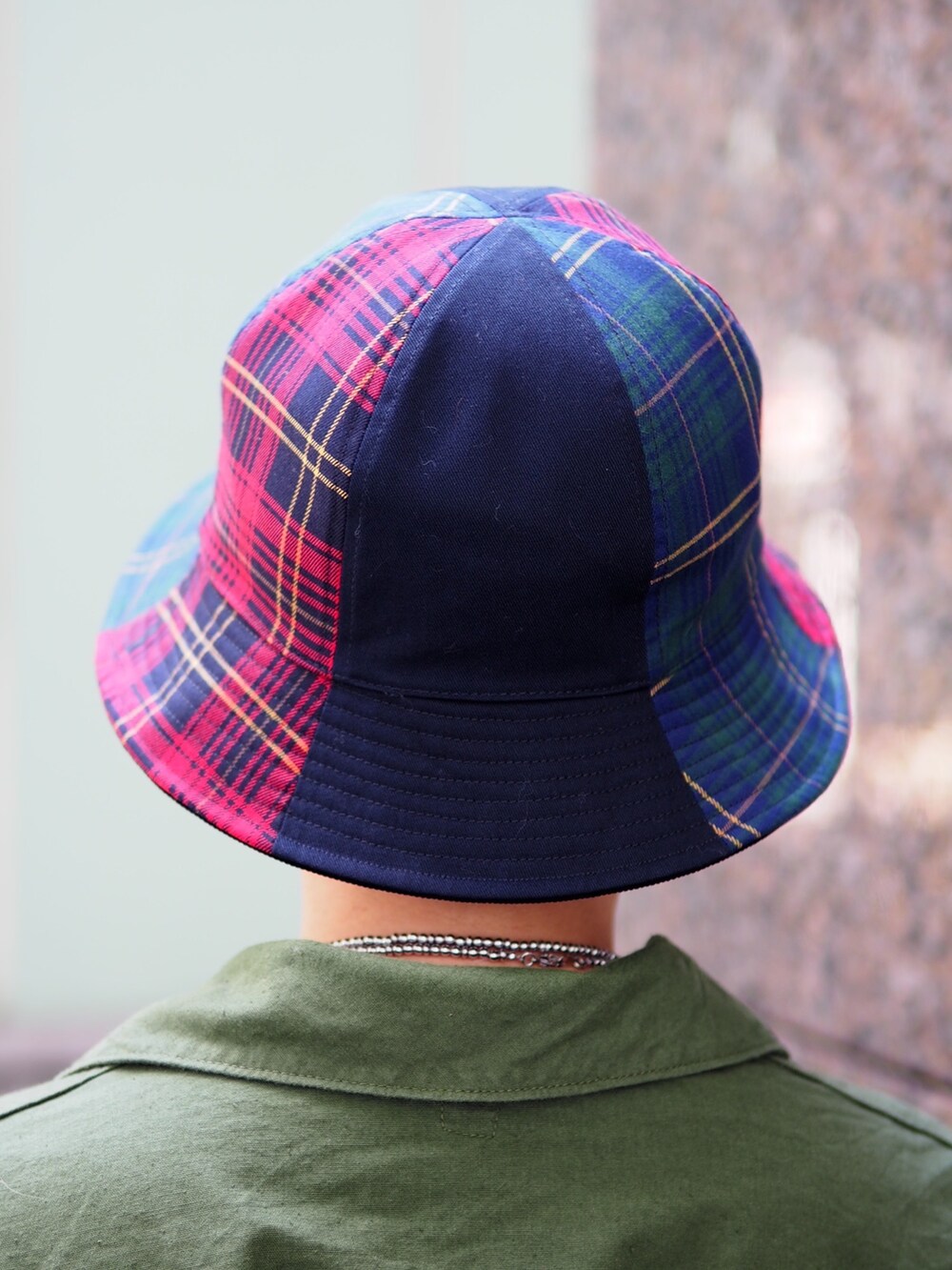 グリーン系のシャツ/ブラウス、ブラック系のスカート、ブラック系のサンダルを着用したレディースの秋コーディネートの3枚目の写真