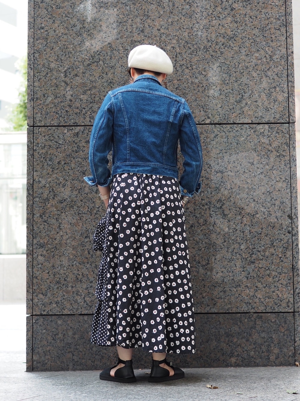 「ロングワンピース、ロングスカート、デニムジャケット、ドット、ショートヘア、大人カジュアル、秋服準備はじめました、ベレー帽、タビシューズ、ホワイト、freada、FREAK’Ｓ STORE」｜「OVERRIDEのOVERRIDE  BASQUE BASIC BERET（ハンチング/ベレー帽、ホワイト系）」を使った、shrimpさん（レディース・161cm）の夏コーディネートの2枚目の写真