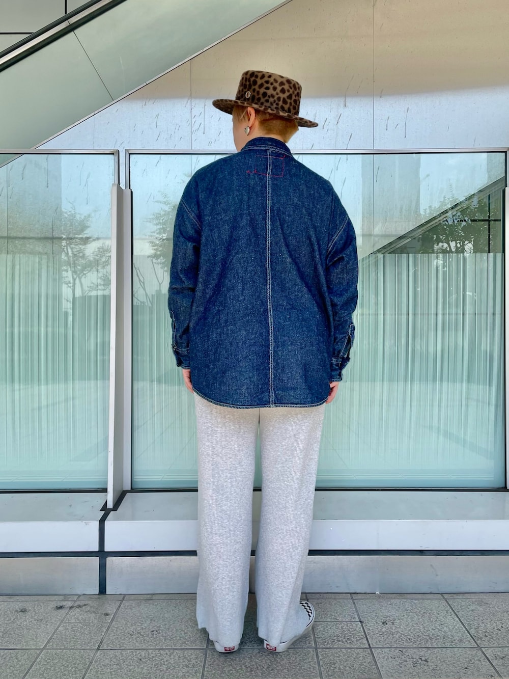 グレー系のその他パンツ、ブルー系のシャツ/ブラウス、ブラック系のスニーカーを着用したレディースの秋コーディネートの4枚目の写真