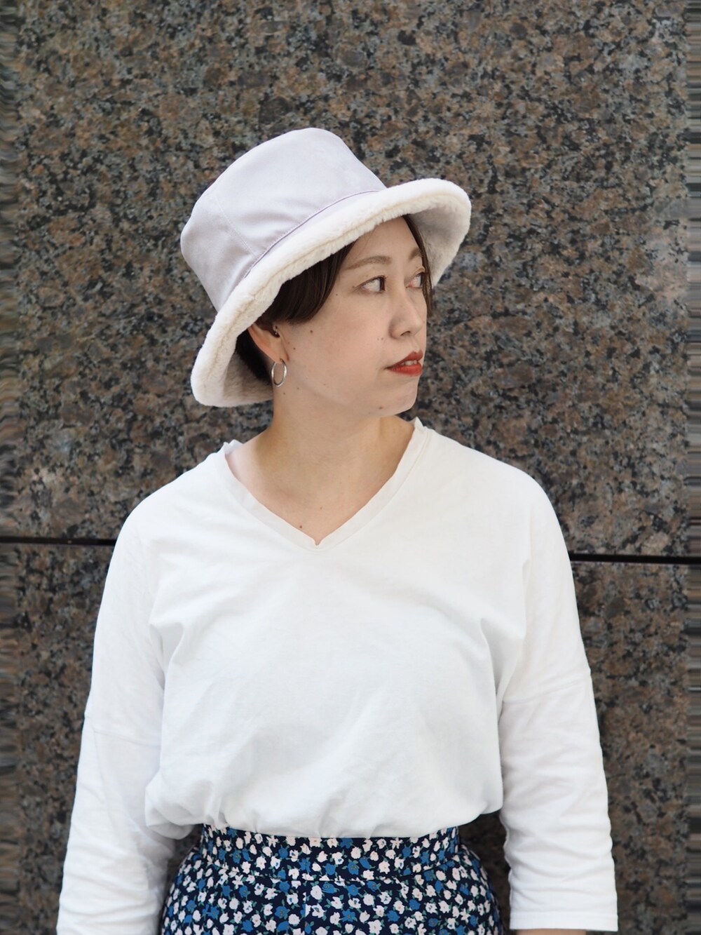 ブルー系のスカート、イエロー系のスニーカー、ベージュ系のハットを着用したレディースの秋コーディネートの3枚目の写真