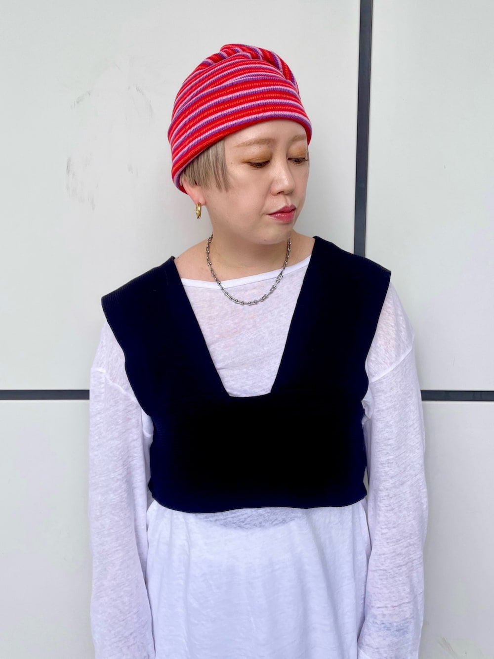 ブラック系のベスト、ブラック系のローファー、ホワイト系のTシャツ/カットソーを着用したレディースの秋コーディネートの5枚目の写真