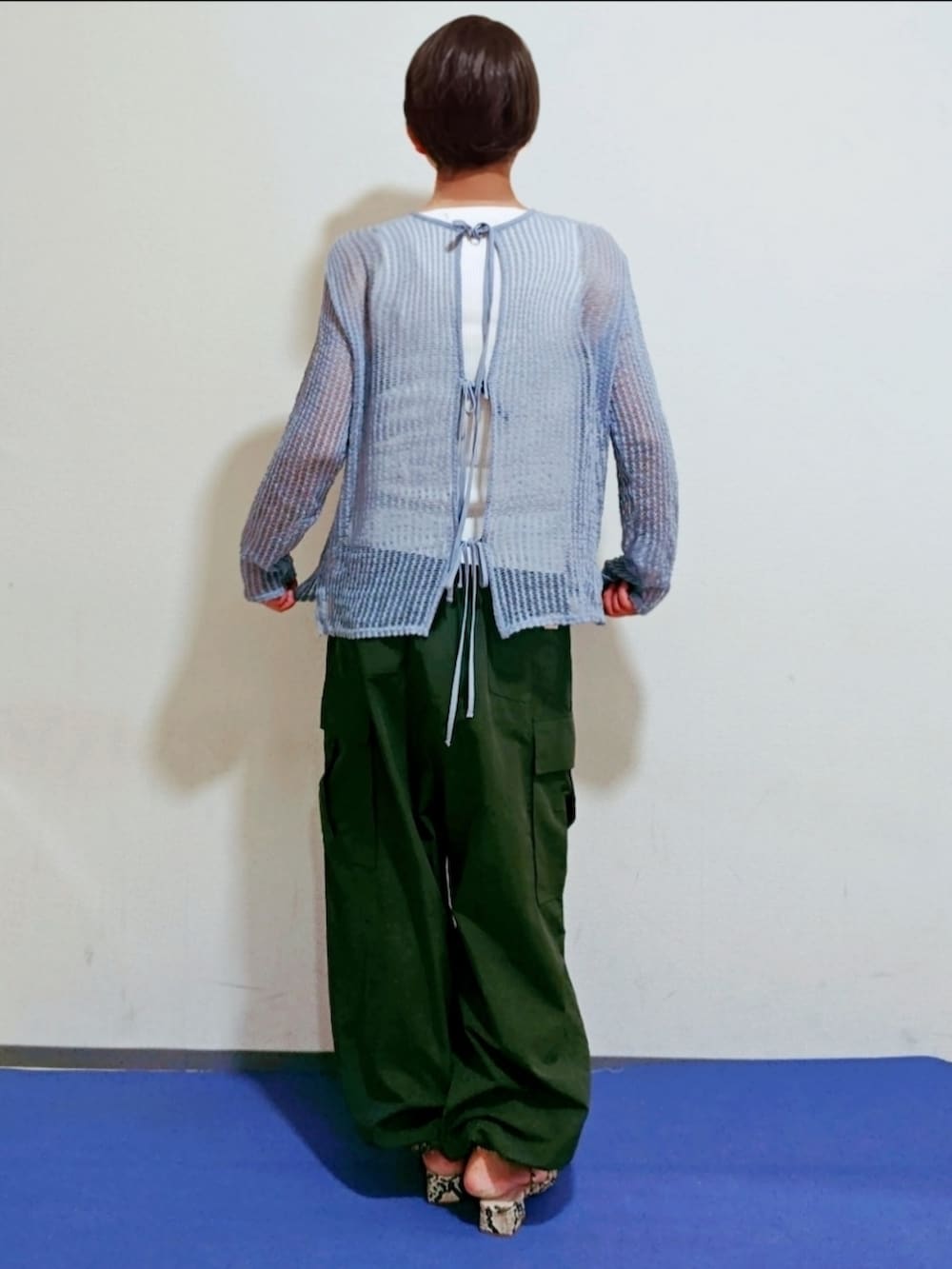 グリーン系のカーゴパンツ、ブルー系のカーディガン/ボレロを着用したレディースの夏コーディネートの2枚目の写真