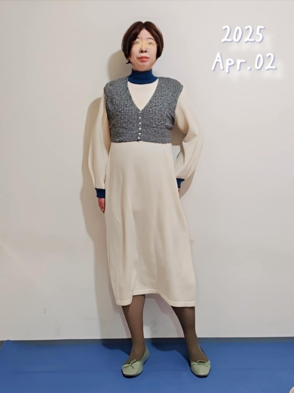 ブルー系のワンピース、グレー系のTシャツ/カットソー、ブルー系のニット/セーターを着用したレディースの春コーディネートの3枚目の写真