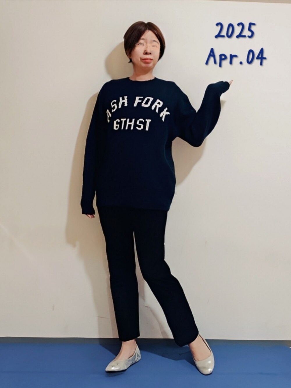 ブルー系のワンピース、グレー系のTシャツ/カットソー、ブルー系のニット/セーターを着用したレディースの春コーディネートの5枚目の写真