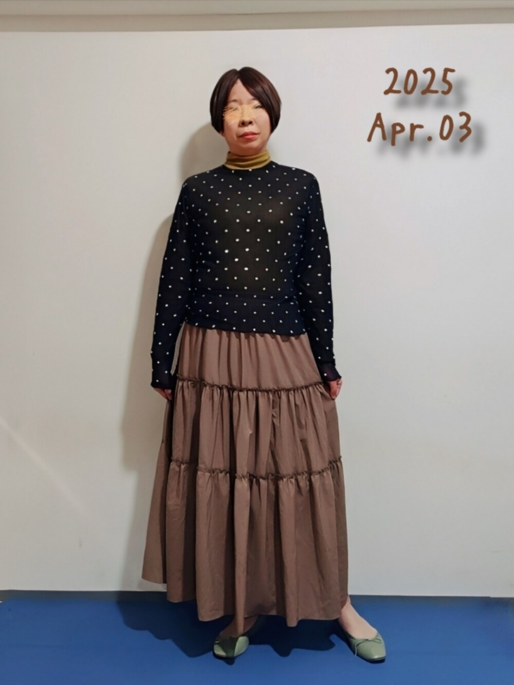 ブルー系のワンピース、グレー系のTシャツ/カットソー、ブルー系のニット/セーターを着用したレディースの春コーディネートの4枚目の写真